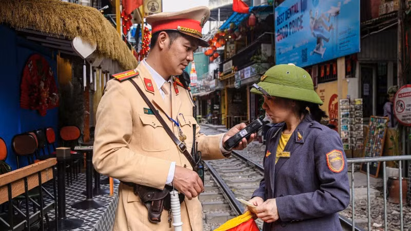 Kiểm tra nồng độ cồn nhân viên gác chắn.