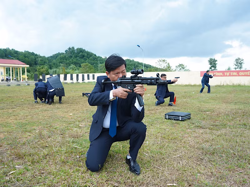 Luyện tập bắn súng trên thao trường.