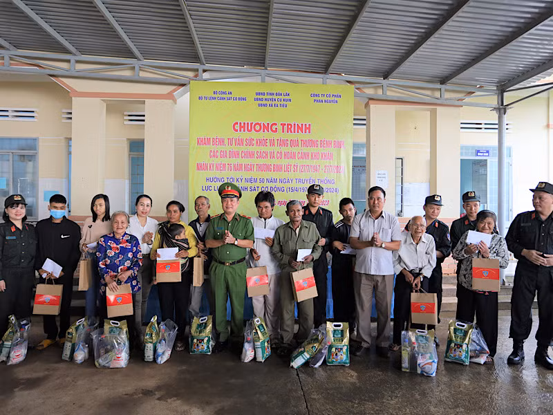 Tặng quà các gia đình chính sách, gia đình có hoàn cảnh khó khăn tại hai xã Ea Ktur, Ea Tiêu.