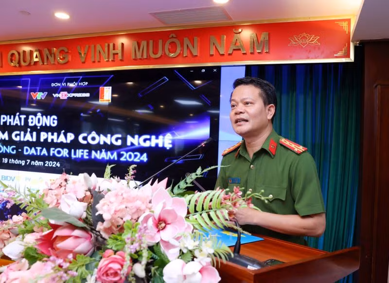 Đại tá Vũ Văn Tấn, Phó Cục trưởng C06 phát biểu tại lễ phát động.
