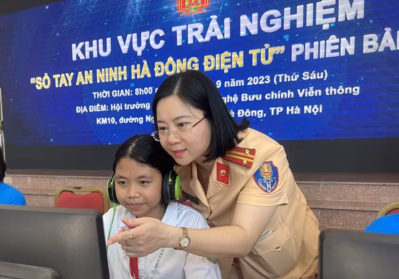 Công an quận Hà Đông hướng dẫn học sinh trải nghiệm "Sổ tay an ninh Hà Đông điện tử" phiên bản mới.