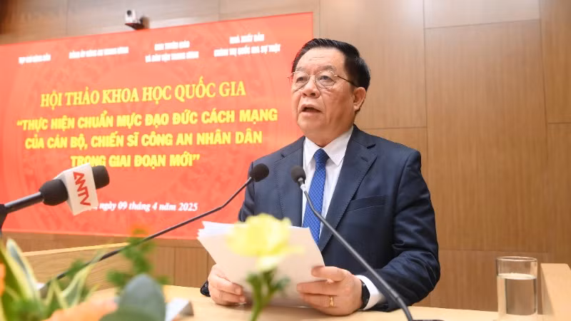 Đồng chí Nguyễn Trọng Nghĩa phát biểu khai mạc hội thảo.