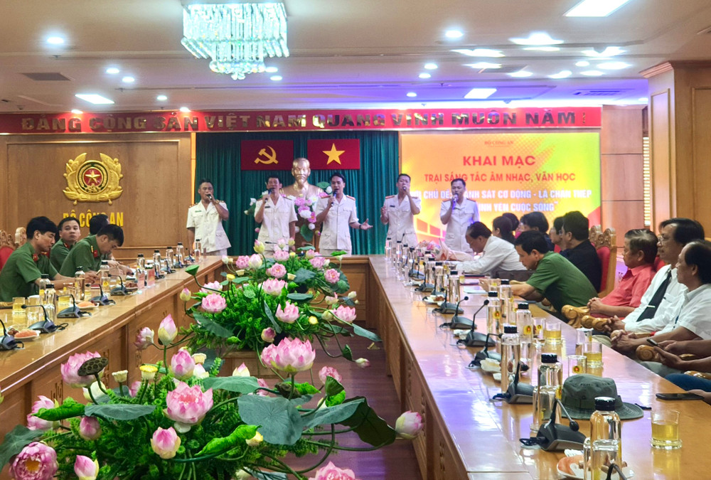 Khai mạc Trại sáng tác chủ đề "Cảnh sát Cơ động - Lá chắn thép bảo vệ bình yên cuộc sống".