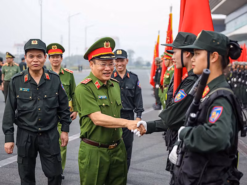 Trung tướng Nguyễn Văn Long thăm hỏi, động viên cán bộ, chiến sĩ tham gia tổng duyệt.