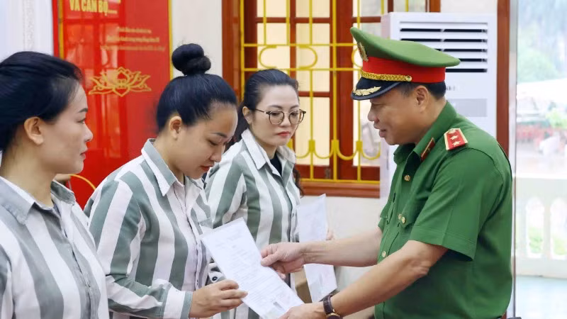 Trung tướng Nguyễn Văn Phục trao Quyết định đặc xá cho các phạm nhân đủ điều kiện.