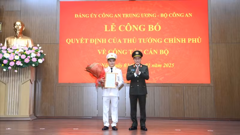 Thừa ủy quyền của Thủ tướng Chính phủ, Bộ trưởng Lương Tam Quang trao Quyết định bổ nhiệm chức vụ Thứ trưởng Công an đối với Thiếu tướng Đặng Hồng Đức.