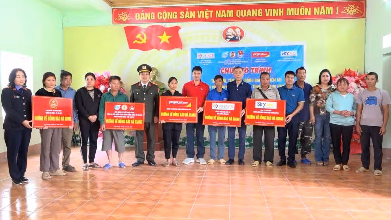 Đại tá Dương Đức Phong trao quà tặng bà con thôn Nậm Buông, xã Việt Vinh, huyện Bắc Quang.
