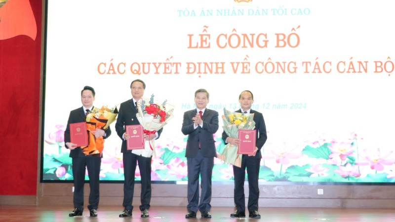 Chánh án Tòa án nhân dân tối cao Lê Minh Trí trao quyết định và tặng hoa chúc mừng các đồng chí được bổ nhiệm.