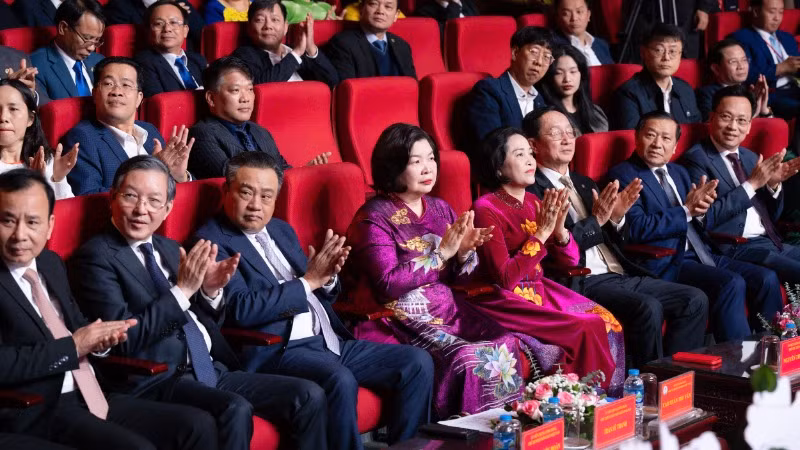 Các đại biểu tham dự chương trình.