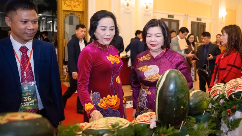 Phó Chủ tịch Quốc hội Nguyễn Thị Thanh và Chủ tịch Liên minh Hợp tác xã Cao Xuân Thu Vân thăm các sản phẩm tiêu biểu được trưng bày tại Lễ trao giải.