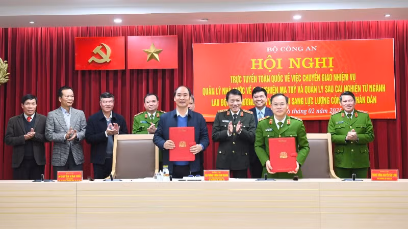 Ký biên bản bàn giao công tác cai nghiện và quản lý sau cai nghiện.