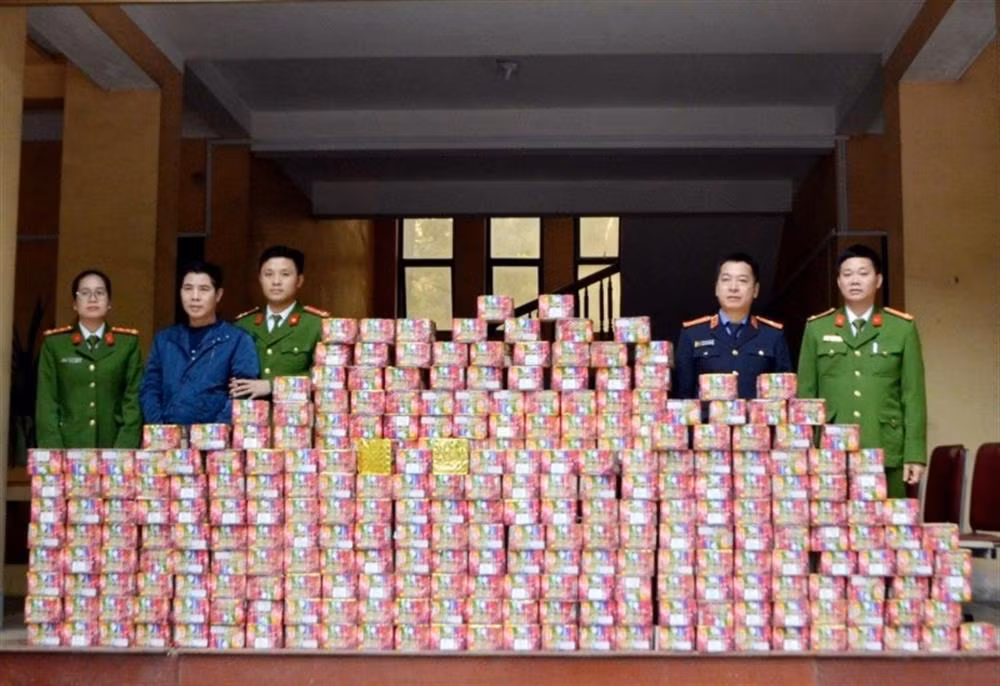Công an Diễn Châu (tỉnh Nghệ An) phá chuyên án, bắt quả tang Trần Văn Hưng về hành vi “Tàng trữ hàng cấm”, thu giữ hơn 720kg pháo hoa.