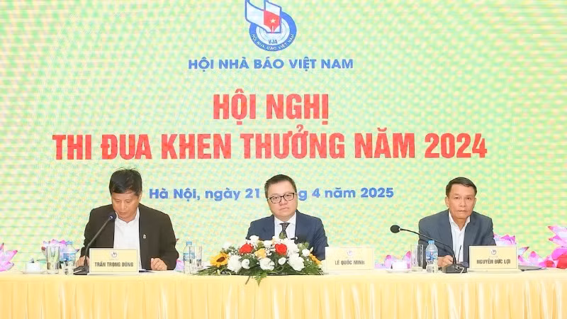 Các đồng chí chủ trì hội nghị.