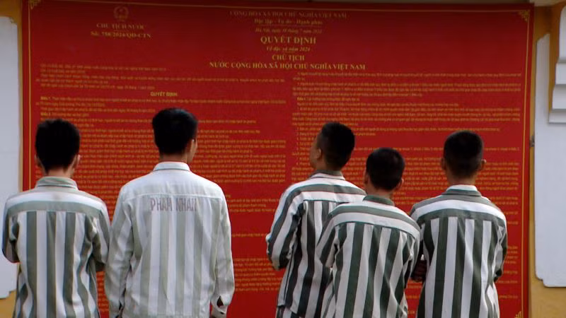 Các phạm nhân trại giam Ninh Khánh đọc bản tin trong đó có Quyết định số 758/2024/QĐ-CTN của Chủ tịch nước về đặc xá năm 2024 và danh sách các phạm nhận đủ điều kiện xét duyệt đặc xá.