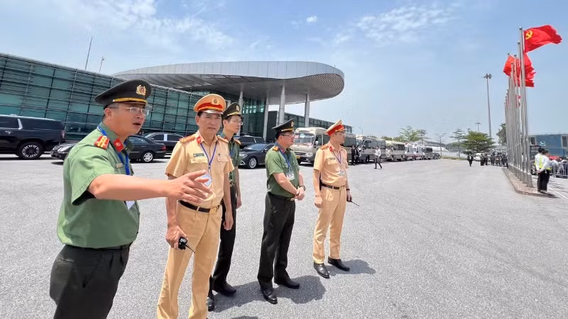 Đại tá Nguyễn Thành Long, Phó Giám đốc Công an thành phố Hà Nội đã kiểm tra công tác bảo đảm an ninh an toàn.