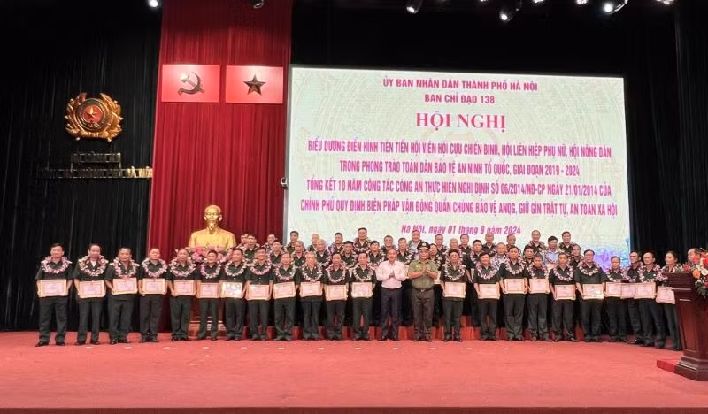 Đồng chí Lê Hồng Sơn và Trung tướng Nguyễn Hải Trung trao Bằng khen tặng các tập thể, cá nhân.