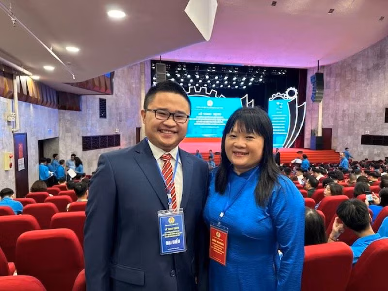 Tiến sĩ, bác sĩ Đoàn Thu Trà - Chủ tịch Công đoàn Bệnh viện Bạch Mai cùng con trai dự lễ.