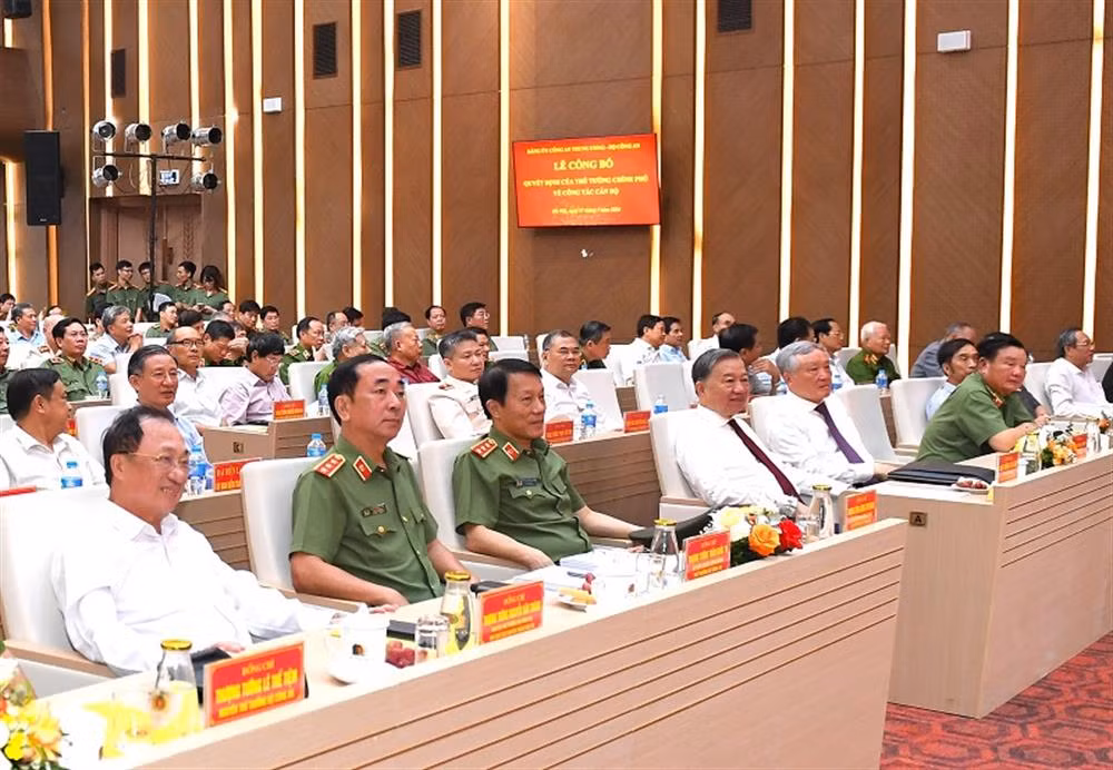 Các đại biểu dự lễ.