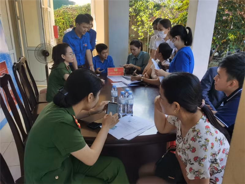 Lực lượng Công an tỉnh Thanh Hóa hướng dẫn người dân tích hợp tài khoản định danh điện tử và các bước thực hiện tố giác tội phạm qua ứng dụng VNeID. (Ảnh: Lê Tuyết)