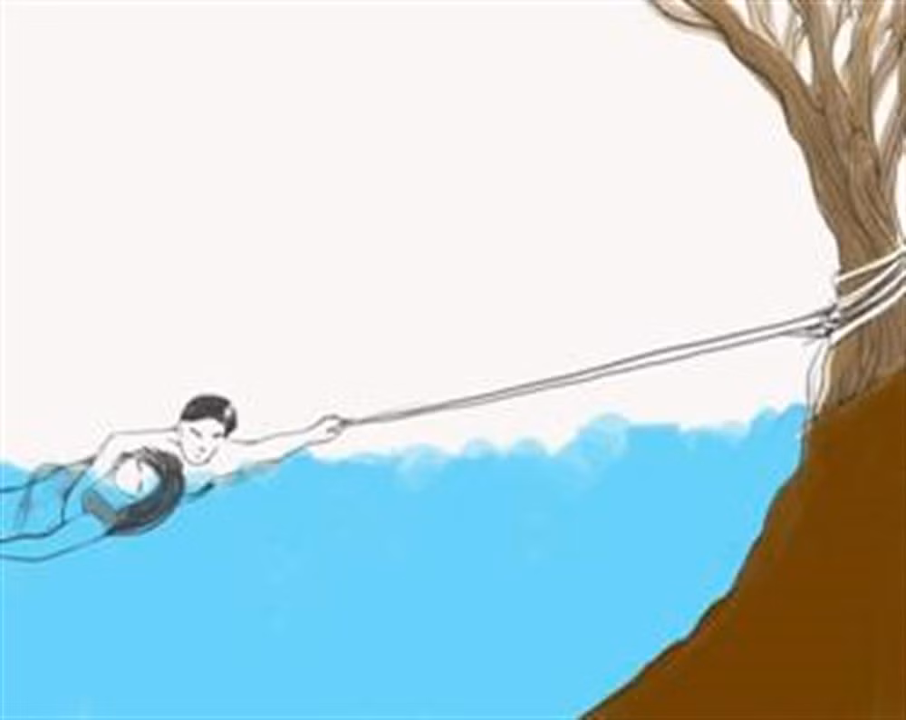 Cứu người bằng cách cột một đầu dây vào vật thể cố định trên bờ