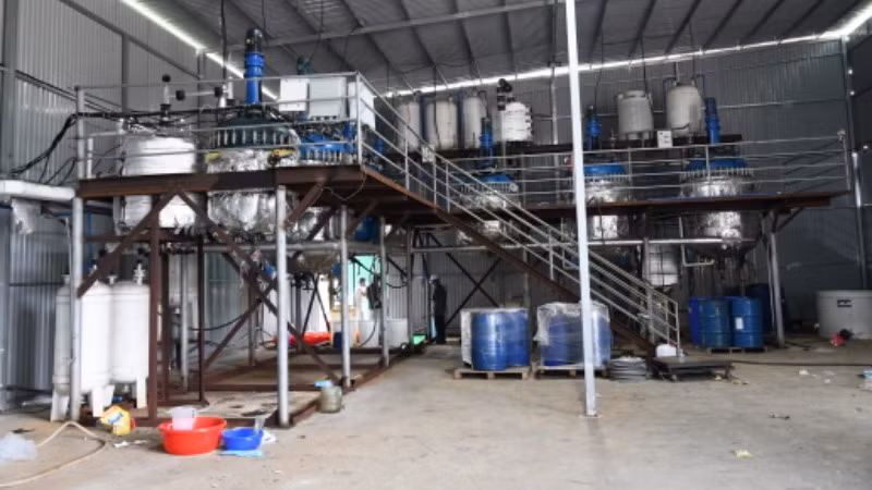 Dây chuyền sản xuất ma túy. Dây chuyền sản xuất ma túy.