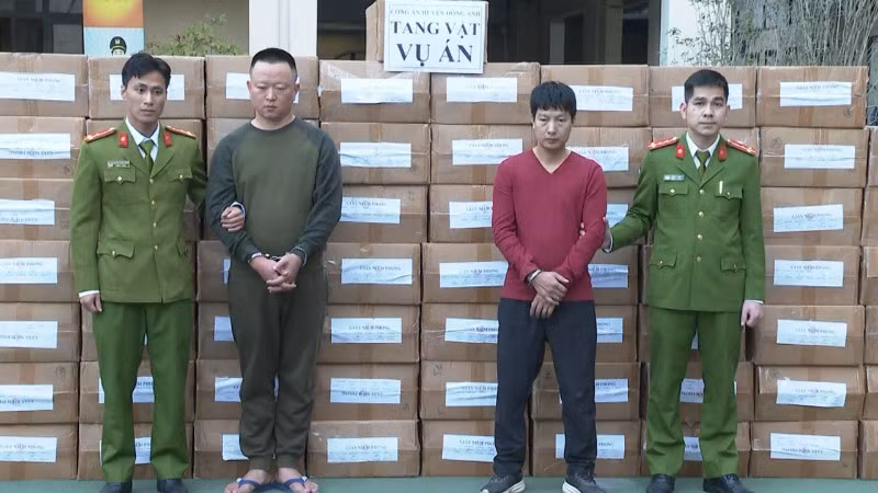 Đối tượng Nguyễn Văn Trực và Li Zhizhi cùng tang vật tại cơ quan điều tra.