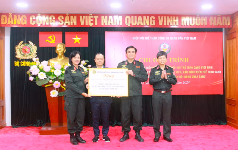 Ông Ngô Đức Quỳnh, Chủ tịch Liên đoàn Võ thuật tổng hợp Việt Nam trao biểu trưng các nội dung hỗ trợ đơn vị Cảnh sát Gìn giữ hoà bình số 1 - Bộ Công an.
