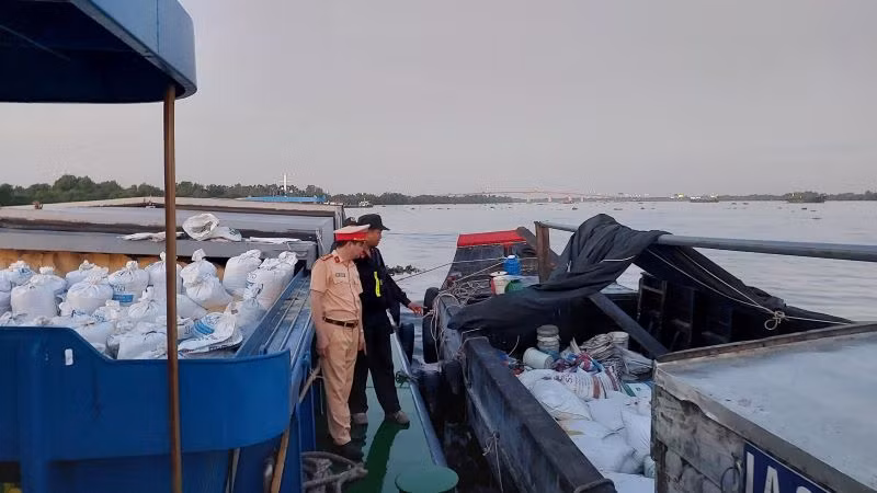 Lực lượng chức năng bắt quả tang các đối tượng đang tiến hành vận chuyển tài sản trộm cắp đi tiêu thụ.