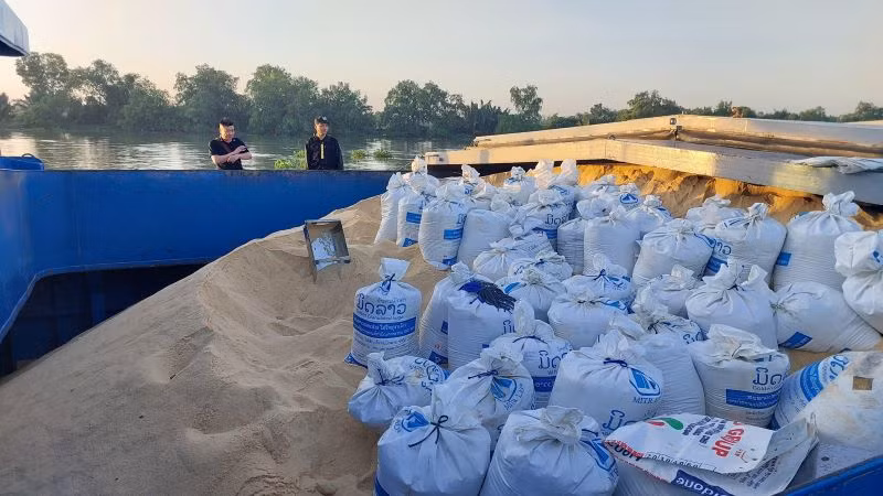 4 tấn đường đang được đóng gói mang đi tiêu thụ trái phép.