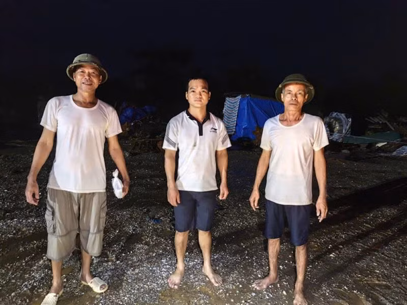 3 người dân sau khi được giải cứu đến nơi an toàn.