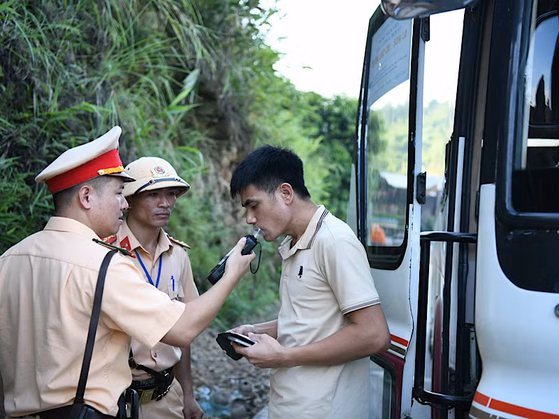 Cảnh sát giao thông kiểm tra nồng độ cồn đối với lái xe vận chuyển hành khách.