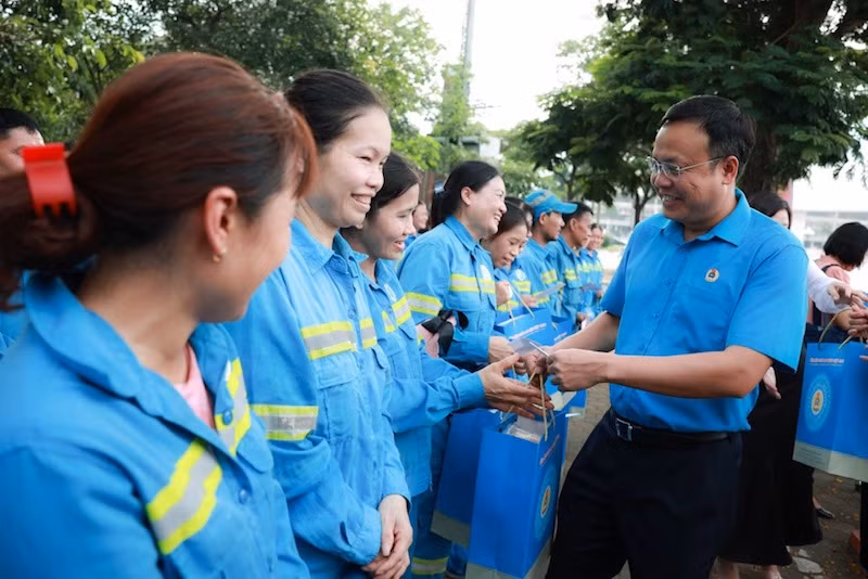 Chủ tịch Liên đoàn Lao động thành phố Hà Nội Phạm Quang Thanh tặng quà công nhân.