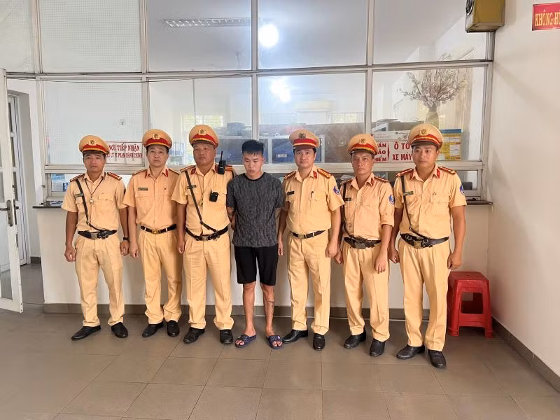 Tổ công tác bắt giữ đối tượng giết người đang trên đường bỏ trốn. (Ảnh cơ quan công an cung cấp).