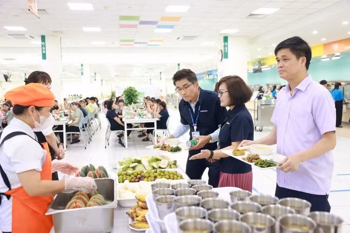 Lãnh đạo Liên đoàn Lao động Việt Nam, Liên đoàn Lao động tỉnh, lãnh đạo Công ty TNHH SamSung Việt Nam cùng ăn bữa cơm ca với đoàn viên, người lao động .