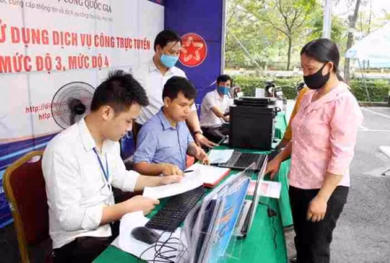 Cán bộ Sở Thông tin và Truyền thông, Sở Tư pháp tỉnh Phú Thọ hướng dẫn người dân sử dụng dịch vụ công trực tuyến tại Trung tâm Phục vụ hành chính công tỉnh.