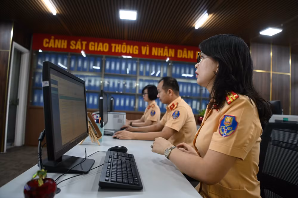 Cán bộ Cục Cảnh sát giao thông giám sát quá trình đấu giá.