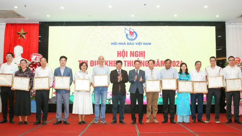 Trao tặng Bằng khen của Chủ tịch Hội Nhà báo Việt Nam cho các tập thể, cá nhân có thành tích xuất sắc trong công tác hội năm 2024. Trao tặng Bằng khen của Chủ tịch Hội Nhà báo Việt Nam cho các tập thể, cá nhân có thành tích xuất sắc trong công tác hội năm 2024.
