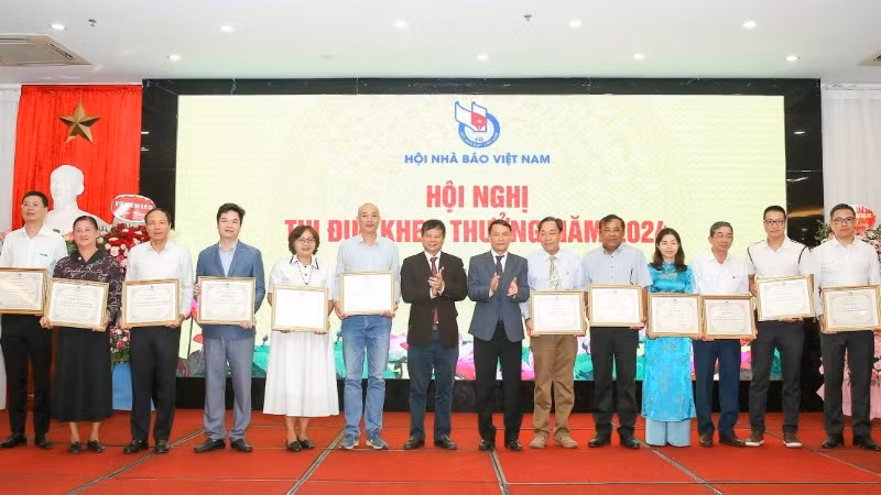 Trao tặng Bằng khen của Chủ tịch Hội Nhà báo Việt Nam cho các tập thể, cá nhân có thành tích xuất sắc trong công tác hội năm 2024.
