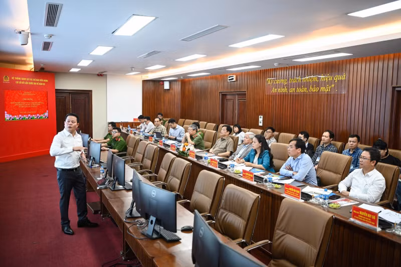 Đại tá Vũ Văn Tấn, Phó Cục trưởng Cục Cảnh sát quản lý hành chính về trật tự xã hội giới thiệu về chức năng của Phòng bản đồ số thuộc Trung tâm dữ liệu quốc gia về dân cư.