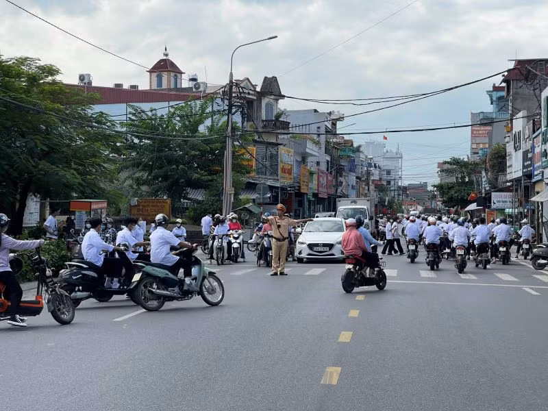 Bảo đảm an toàn, trật tự giao thông trước, trong và sau lễ khai giảng.