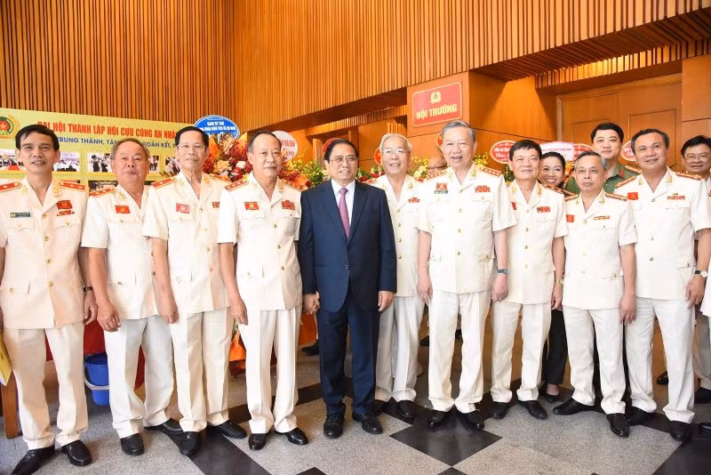 Thủ tướng Phạm Minh Chính chụp ảnh lưu niệm cùng các đại biểu.