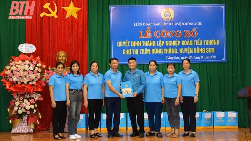 Lãnh đạo LĐLĐ huyện Đông Sơn (Thanh Hóa) trao quyết định thành lập nghiệp đoàn tiểu thương chợ thị trấn Rừng Thông.