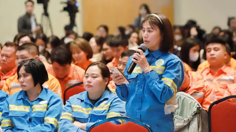 Đông đảo công nhân, lao động đặt câu hỏi đối với các chuyên gia, lãnh đạo tổ chức công đoàn.