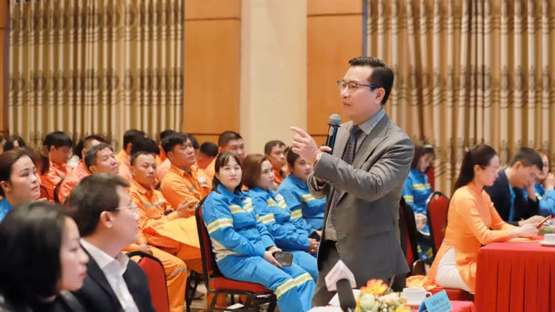 Phó Cục trưởng Cục Kiểm soát ô nhiễm (Bộ Tài nguyên và Môi trường) Hồ Kiên Trung giải đáp các câu trả lời của công nhân, lao động.