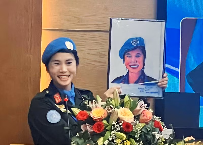 Trung tá Vinh "khoe" món quà quý giá do em bé Nam Sudan vẽ tặng.