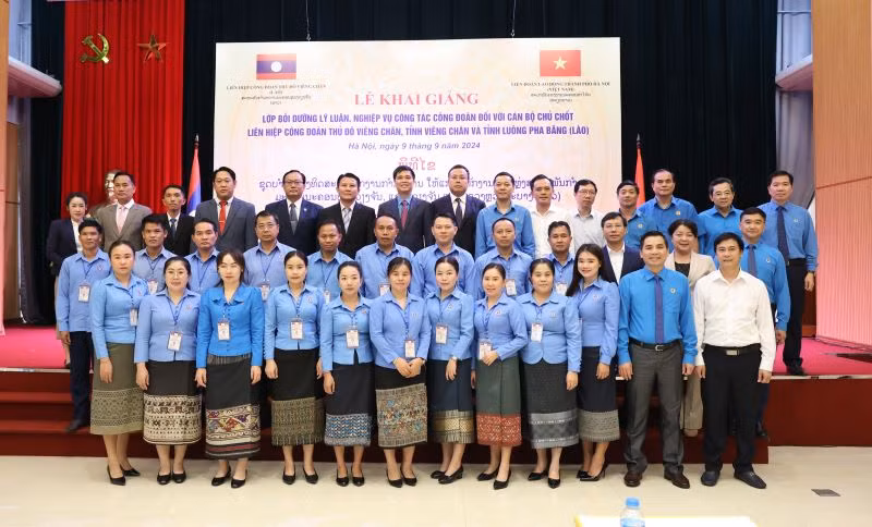 Các đại biểu và học viên chụp ảnh lưu niệm.