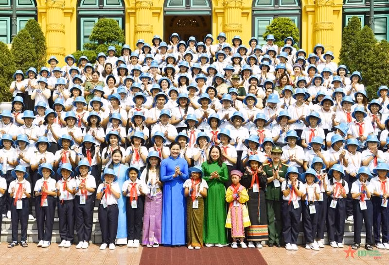 Phó Chủ tịch nước Võ Thị Ánh Xuân với các đại biểu, các con mồ côi dự Trại hè “Hoa hướng dương” năm 2023.