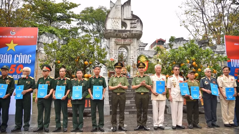 Trao quà tặng thương binh, cựu chiến binh từng tham gia Chiến dịch Hồ Chí Minh.