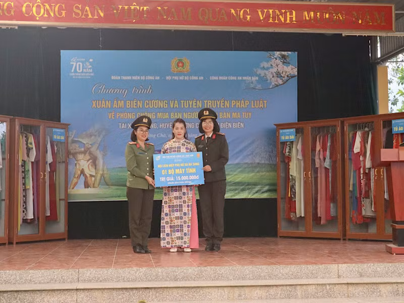 Hội Phụ nữ Công an Nhân dân trao máy tính, máy in và hơn 300 bộ áo dài tặng Phụ nữ xã Na Sang.