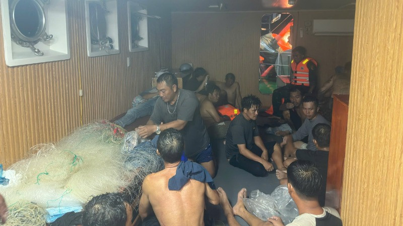 20 ngư dân được cứu nạn kịp thời và đưa lên tàu biên phòng về đất liền.